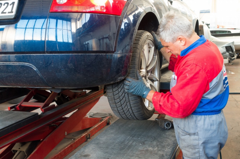 boutique-ROURE-min_auto_repair_repair_lift_auto_mechanic_work_clothes_master_professional_man_of_the_fold-685629