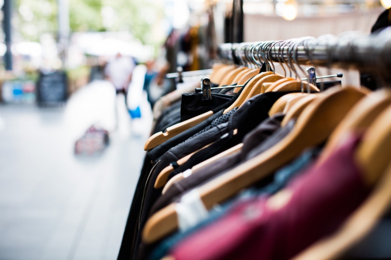 boutique-ROURE-min_blur_close_up_focus_hanger_jacket_market_people_rack-1176303